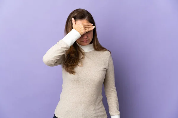 Mulher Brasileira Meia Idade Isolada Fundo Roxo Com Dor Cabeça — Fotografia de Stock