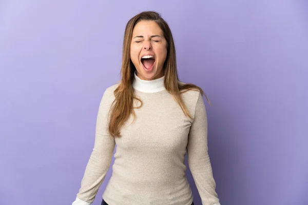 Middelbare Leeftijd Braziliaanse Vrouw Geïsoleerd Paarse Achtergrond Schreeuwen Naar Voorkant — Stockfoto