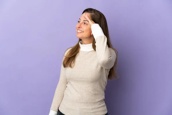 Mulher Brasileira Meia Idade Isolada Fundo Roxo Com Expressão Surpresa — Fotografia de Stock