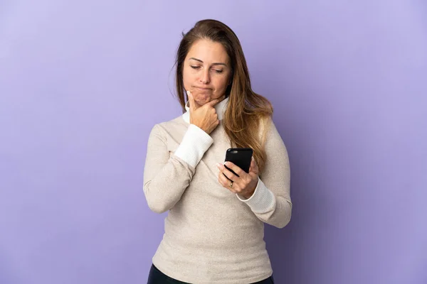 Medioevo Donna Brasiliana Isolato Sfondo Viola Pensiero Invio Messaggio — Foto Stock