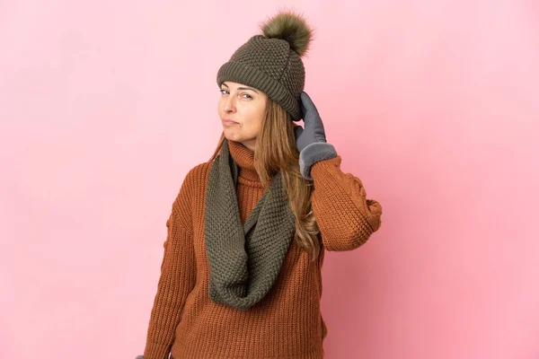 Donna Mezza Età Con Cappello Invernale Isolato Sfondo Rosa Con — Foto Stock