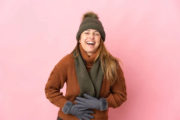 Donna Mezza Età Con Cappello Invernale Isolato Sfondo Rosa Sorridente — Foto Stock