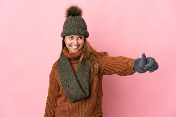 Mulher Meia Idade Com Chapéu Inverno Isolado Fundo Rosa Dando — Fotografia de Stock