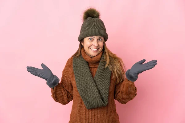 Mulher Meia Idade Com Chapéu Inverno Isolado Fundo Rosa Com — Fotografia de Stock