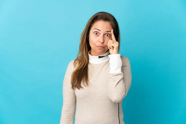 Joven Telemarketer Mujer Sobre Aislado Fondo Azul Pensando Una Idea — Foto de Stock