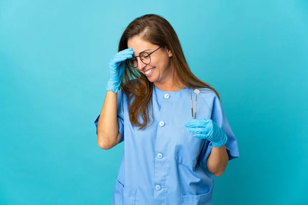 Zahnärztin Mittleren Alters Brasilianerin Hält Werkzeug Über Isoliertem Hintergrund Und — Stockfoto