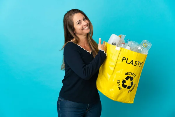 Medelåldern Brasiliansk Kvinna Håller Påse Full Plastflaskor För Att Återvinna — Stockfoto