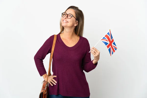 Бразильская Женщина Средних Лет Флагом Великобритании Белом Фоне Позирующая Руками — стоковое фото