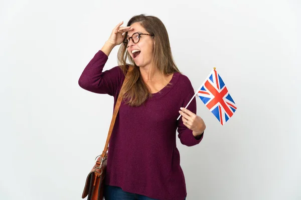 Brasilianerin Mittleren Alters Hält Eine Britische Flagge Auf Weißem Hintergrund — Stockfoto