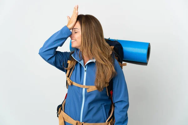 Женщина Альпинистка Средних Лет Большим Рюкзаком Изолированном Фоне Кое Поняла — стоковое фото