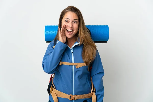 Middle Age Mountaineer Woman Big Backpack Isolated Background Surprise Shocked — Stock Photo, Image