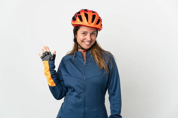 Středověký Cyklistka Žena Izolované Bílém Pozadí Salutování Rukou Šťastným Výrazem — Stock fotografie