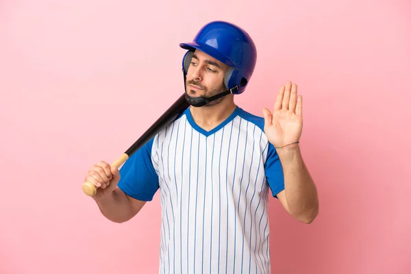 Kask Sopa Takan Beyzbol Oyuncusu Pembe Arka Planda Izole Edilmiş — Stok fotoğraf