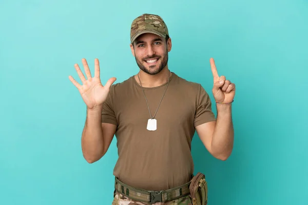 Militar Com Tag Cachorro Sobre Isolado Fundo Azul Contando Seis — Fotografia de Stock