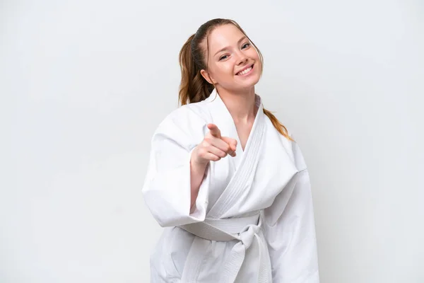 Joven Chica Caucásica Haciendo Karate Aislado Sobre Fondo Blanco Apuntando — Foto de Stock