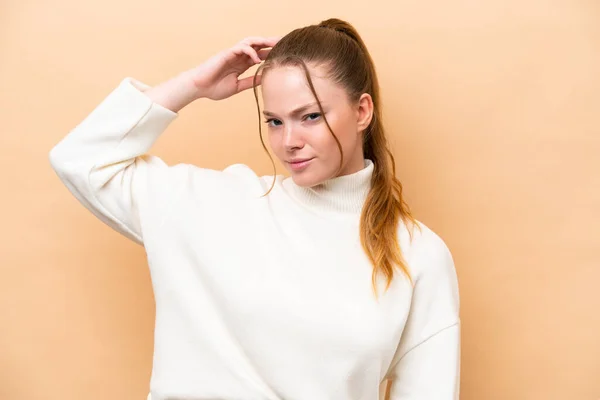 Mujer Joven Caucásica Aislada Sobre Fondo Beige Que Tiene Dudas —  Fotos de Stock