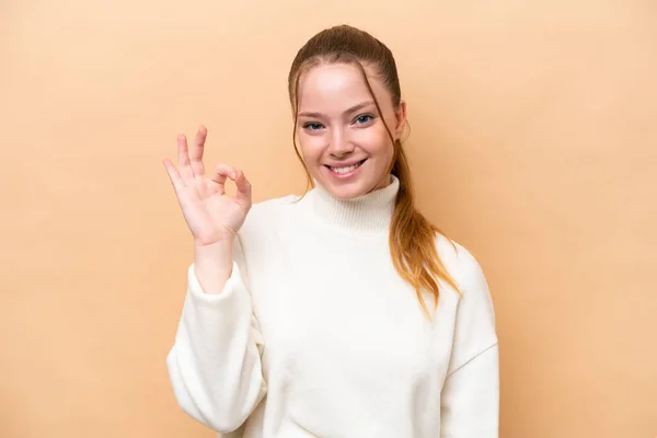 Mujer Joven Caucásica Aislada Sobre Fondo Beige Mostrando Signo Aceptable — Foto de Stock