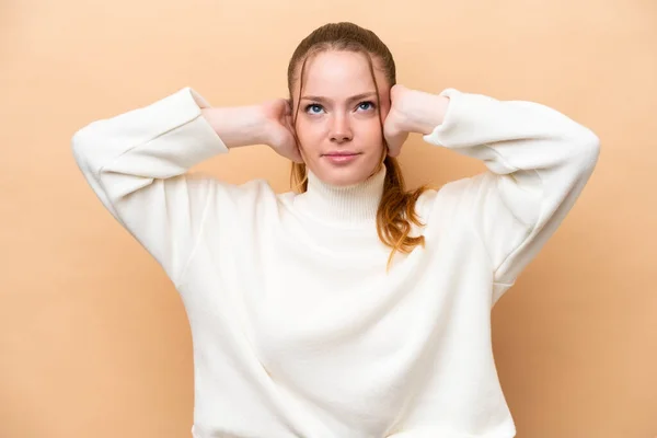 Junge Kaukasierin Isoliert Auf Beigem Hintergrund Frustriert Und Mit Verdeckten — Stockfoto