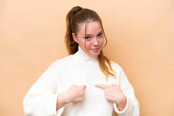 Bej Arka Planda Izole Edilmiş Beyaz Bir Kadın Kendini Işaret — Stok fotoğraf