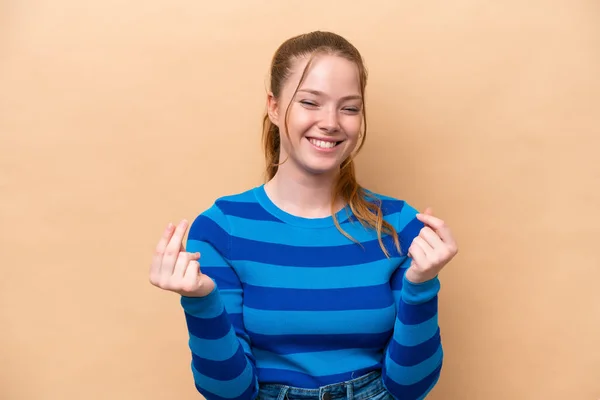 Jovem Caucasiana Isolada Fundo Bege Fazendo Gesto Dinheiro — Fotografia de Stock