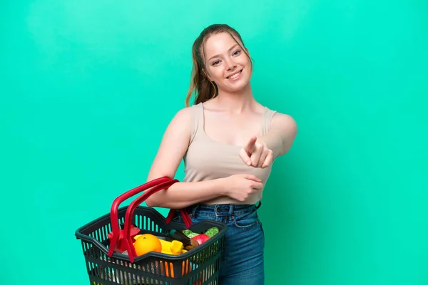 Jonge Vrouw Met Een Boodschappenmandje Vol Eten Geïsoleerd Groene Achtergrond — Stockfoto