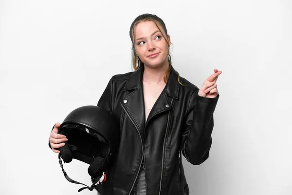年轻的高加索女孩 头戴摩托车头盔 背景为白色 手指头交叉 祝愿好运 — 图库照片