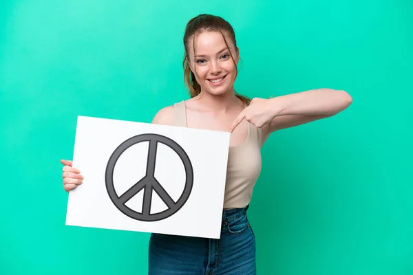 Kafkasyalı Genç Bir Kadın Yeşil Arka Planda Izole Edilmiş Elinde — Stok fotoğraf