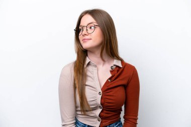 Beyaz arka planda izole edilmiş beyaz bir kadın şüpheli hareketler yapıyor.