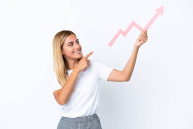 Sarışın Uruguaylı kız beyaz arka planda izole edilmiş. Elinde yükselen bir oku tutuyor ve ona doğrultuyor.