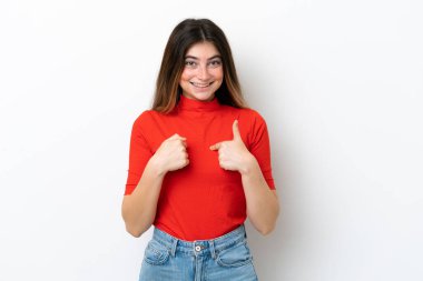 Beyaz arka planda yüzü sürpriz bir ifadeyle izole edilmiş beyaz bir kadın.