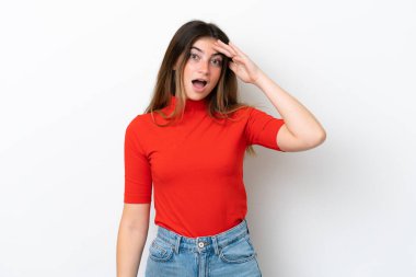 Beyaz arka planda izole genç beyaz kadın bir şey fark etti ve çözüme niyetlendi.