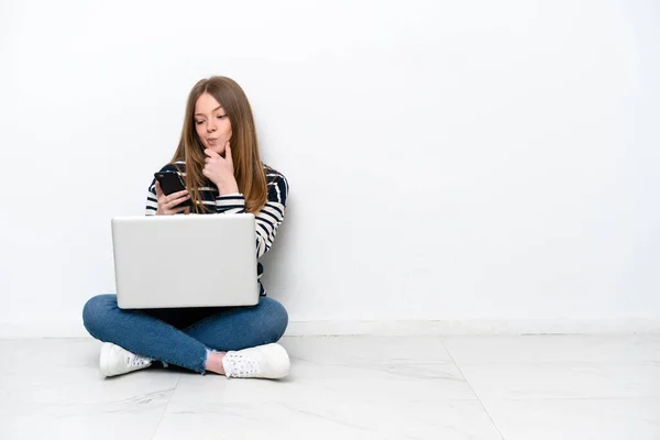 Yerde Dizüstü Bilgisayarlı Beyaz Bir Kadın Oturuyor Beyaz Arka Planda — Stok fotoğraf