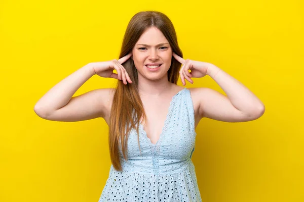 Junge Kaukasierin Isoliert Auf Gelbem Hintergrund Frustriert Und Mit Verdeckten — Stockfoto