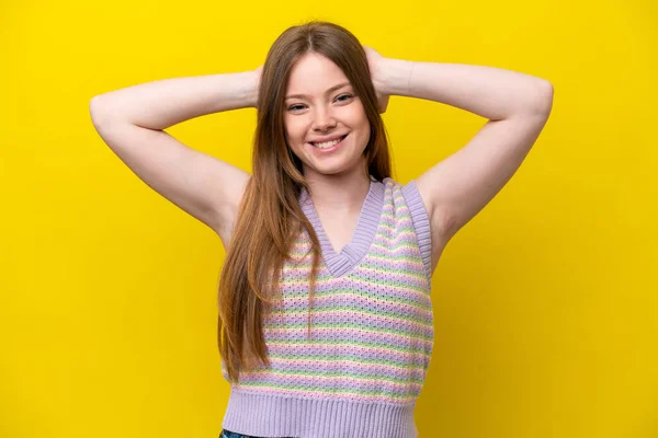 Jovem Caucasiana Isolada Fundo Amarelo Rindo — Fotografia de Stock