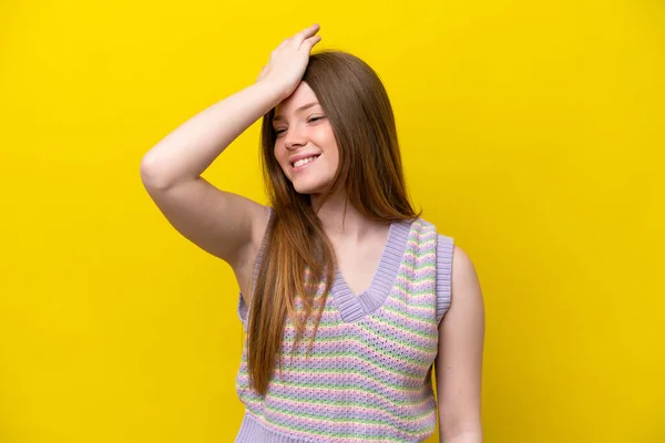 Jovem Mulher Caucasiana Isolado Fundo Amarelo Percebeu Algo Pretendendo Solução — Fotografia de Stock