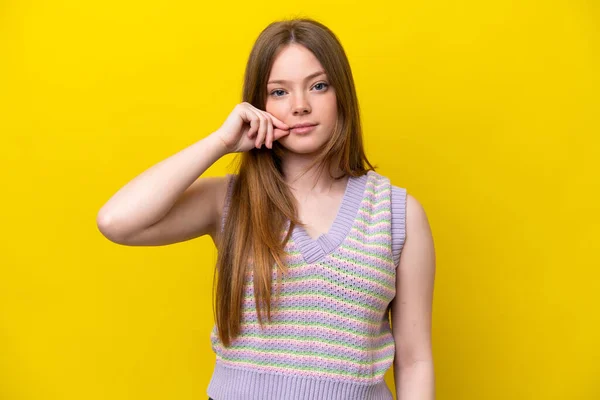 Jovem Caucasiana Isolada Fundo Amarelo Mostrando Sinal Gesto Silêncio — Fotografia de Stock