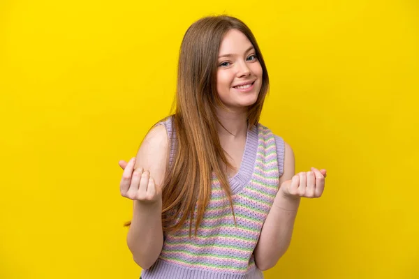 Mujer Joven Caucásica Aislada Sobre Fondo Amarillo Haciendo Gesto Dinero —  Fotos de Stock