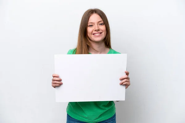 年轻的高加索女人 被隔离在白色背景下 手里拿着一张空空的标语牌 脸上带着快乐的表情 — 图库照片