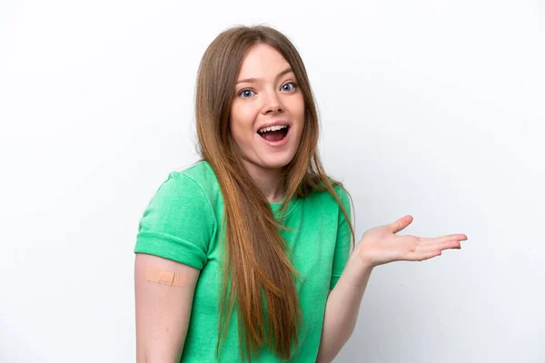 Jonge Blanke Vrouw Draagt Een Band Aids Geïsoleerd Witte Achtergrond — Stockfoto