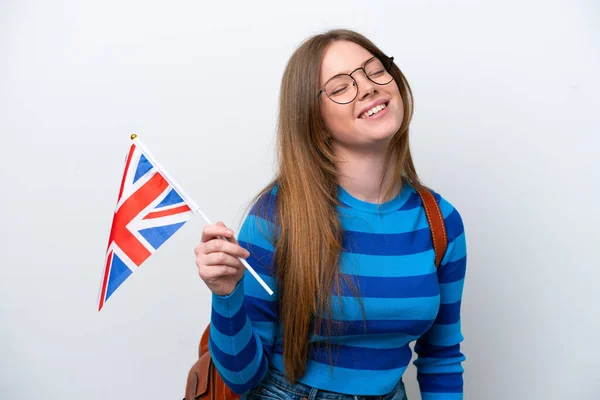 年轻的高加索女人举着一面英国国旗 被白色背景的笑声隔开 — 图库照片