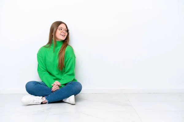 Mladá Běloška Žena Sedí Podlaze Izolované Bílém Pozadí Šťastný Usmívá — Stock fotografie