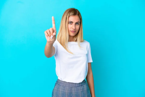Blond Uruguayansk Flicka Isolerad Blå Bakgrund Räkna Med Allvarliga Uttryck — Stockfoto