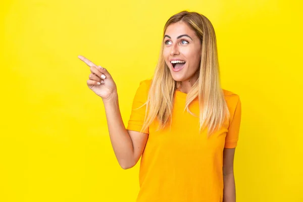 Loira Uruguaia Menina Isolada Fundo Amarelo Com Intenção Realizar Solução — Fotografia de Stock