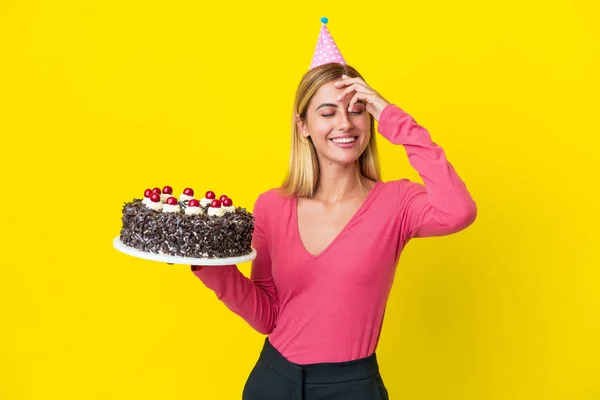 Chica Rubia Uruguaya Sosteniendo Pastel Cumpleaños Aislado Sobre Fondo Amarillo —  Fotos de Stock