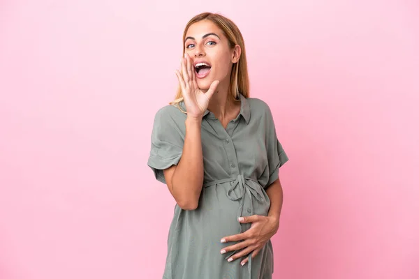 Mujer Joven Uruguaya Aislada Sobre Fondo Azul Embarazada Gritando — Foto de Stock