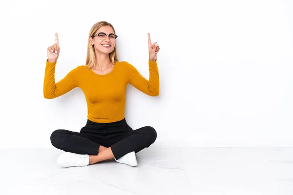 Blond Uruguayaans Meisje Zit Vloer Wijzend Een Geweldig Idee — Stockfoto