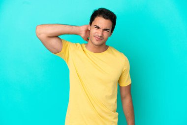 Boyun ağrısı ile izole mavi arka plan üzerinde Kafkas yakışıklı adam