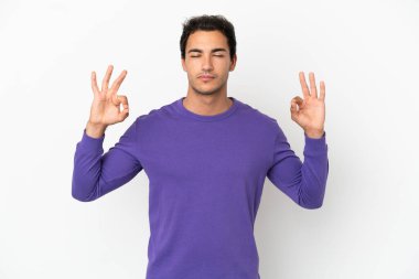 Zen pozunda beyaz tenli, beyaz tenli, beyaz bir adam.