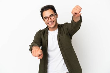 Kafkas yakışıklı adam soyutlanmış beyaz arka plan mutlu bir ifadeyle ön tarafı işaret ediyor