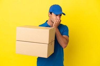 Yalıtılmış sarı duvarda teslimatçı şüpheleri var.